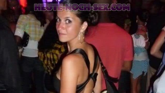 Zierliche Fickmaus möchte für dich die Beine breit machen Die zierliche Fickmaus braucht heute noch Sex.